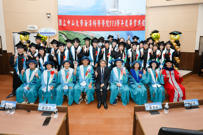 海資系大學部畢業生合照