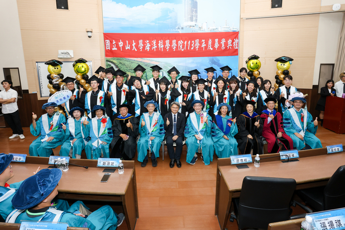 海科系大學部畢業生合照